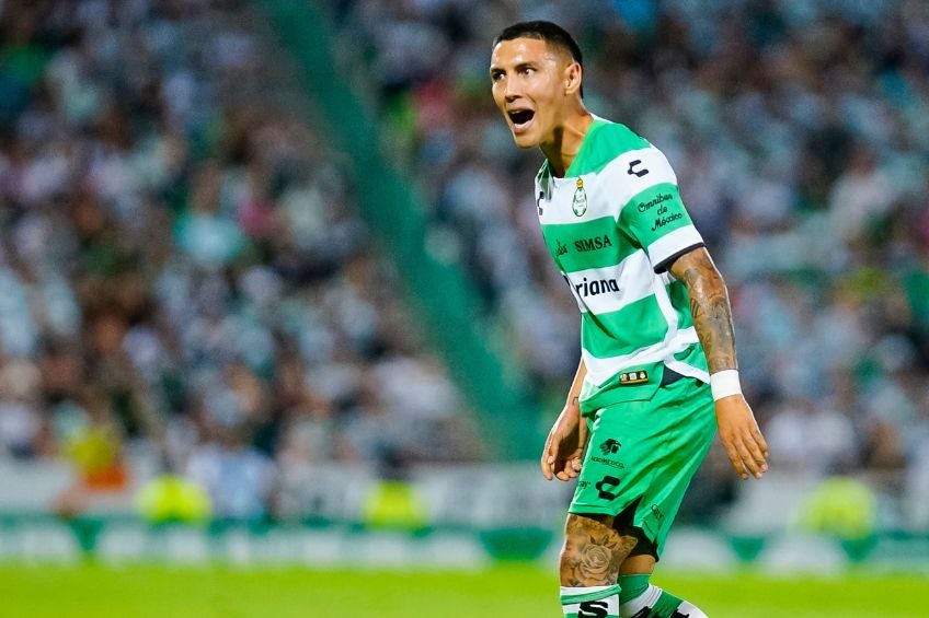 Leo Suárez durante un partido de Santos