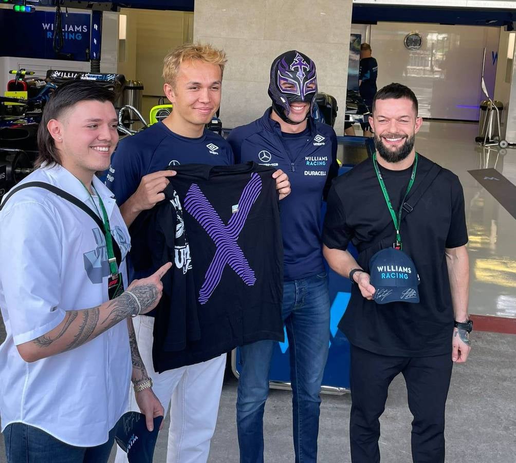 Finn Balor y Domink Mysterio de WWE se escaparon a ver la F1