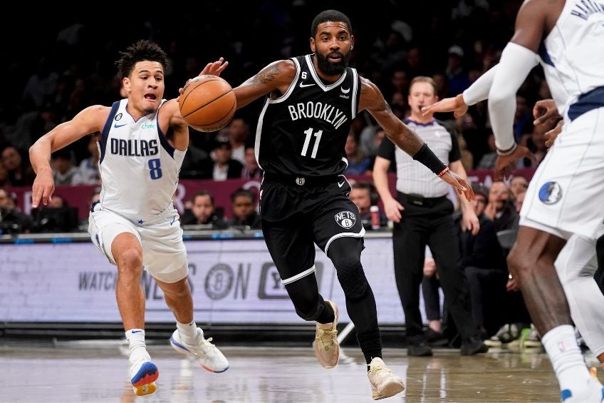 Kyrie Irving durante un partido de los Nets