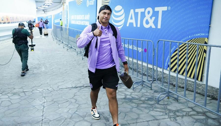 El chileno llegando al Estadio Azteca