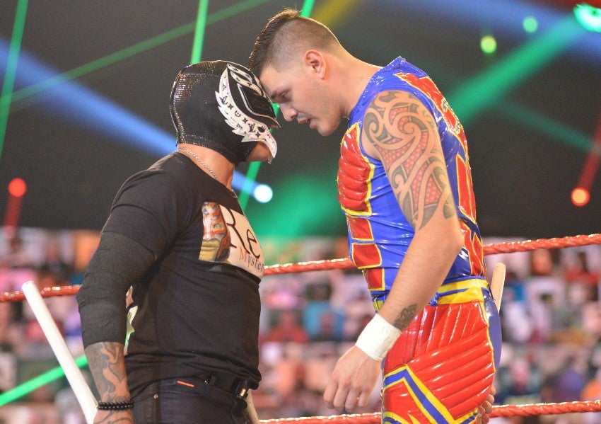 Rey y Dominik Mysterio en una lucha de la WWE