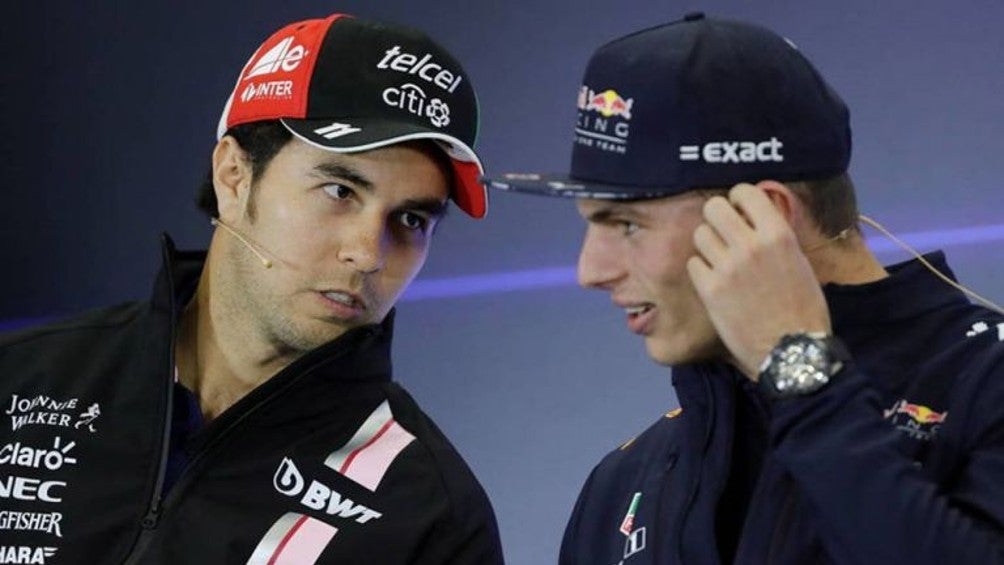 Checo Pérez y Max Verstappen dialogando