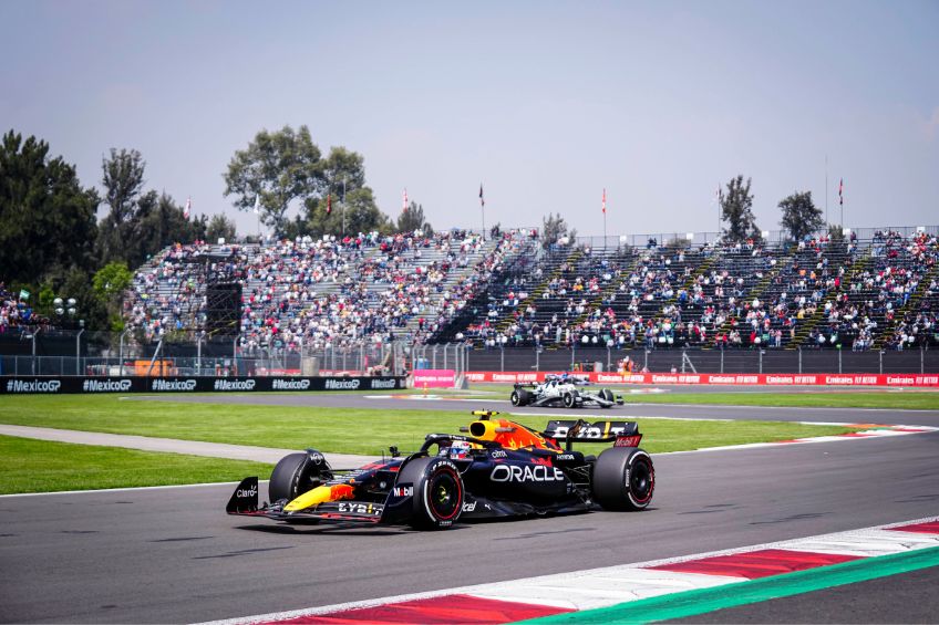 Checo Pérez durante las prácticas libres