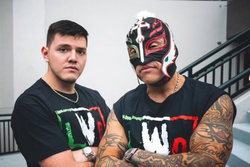 Rey y Dominik Mysterio en una lucha de la WWE