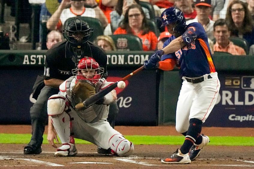 Altuve despierta con 3 hits y Astros vencen a Philies para empatar la serie|