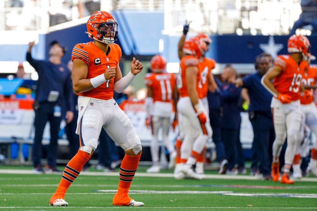 Justin Fields durante un partido de los Bears