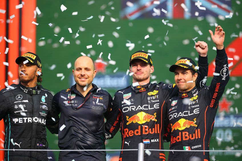 Checo, Verstappen y Hamilton en el podio