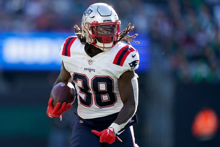 Rhamondre Stevenson durante un partido de los Patriots