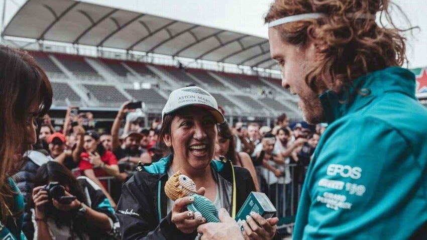 Lorena con el muñeco de regalo a Vettel