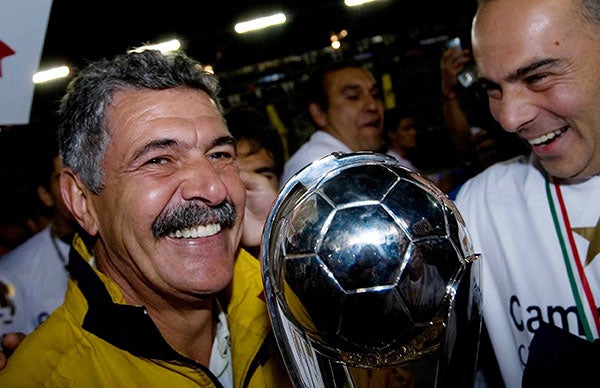 Tuca Ferretti con el trofeo de Campeón