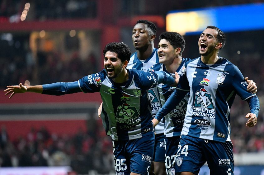 Jugadores de Pachuca festejando un gol