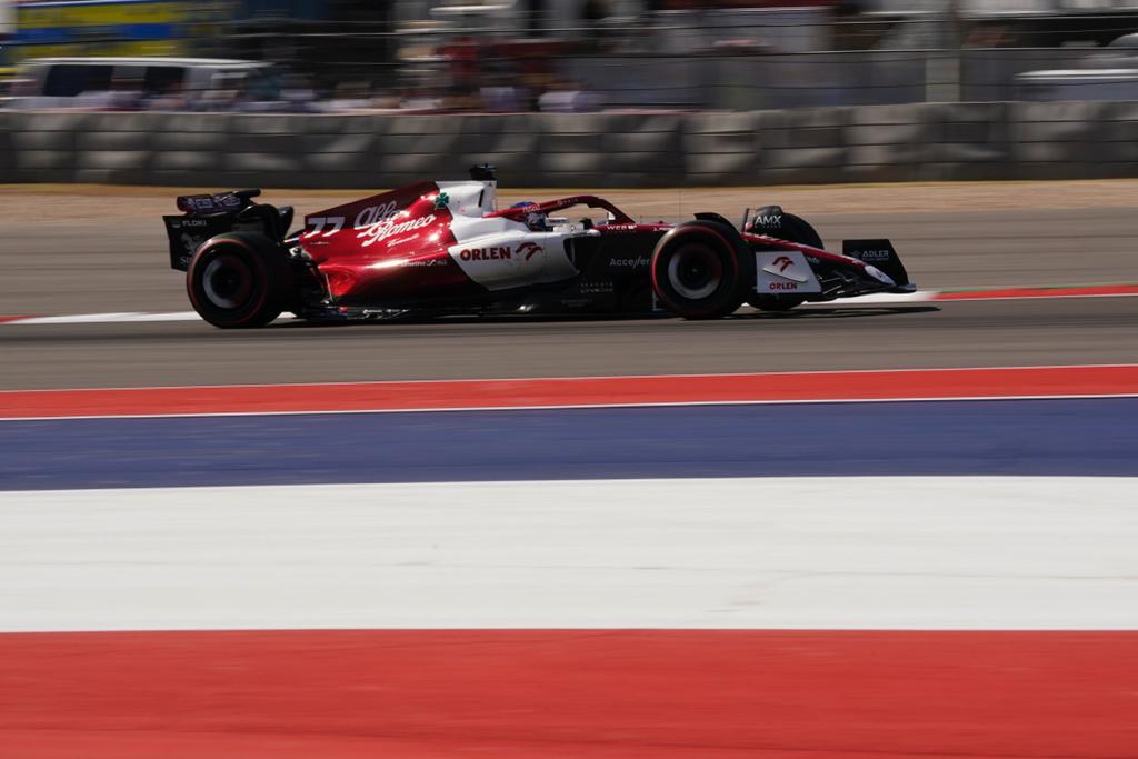 Bottas conduciendo su monoplaza