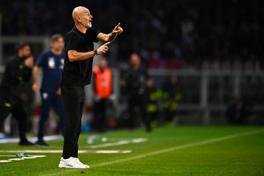 Stefano Pioli dirigiendo Al Milán