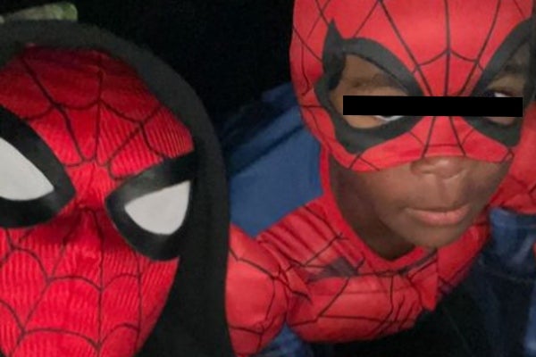 Vini como Spider-man junto a su hermanito