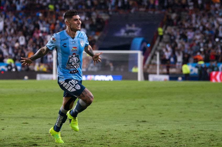 Víctor Guzmán festejando un gol