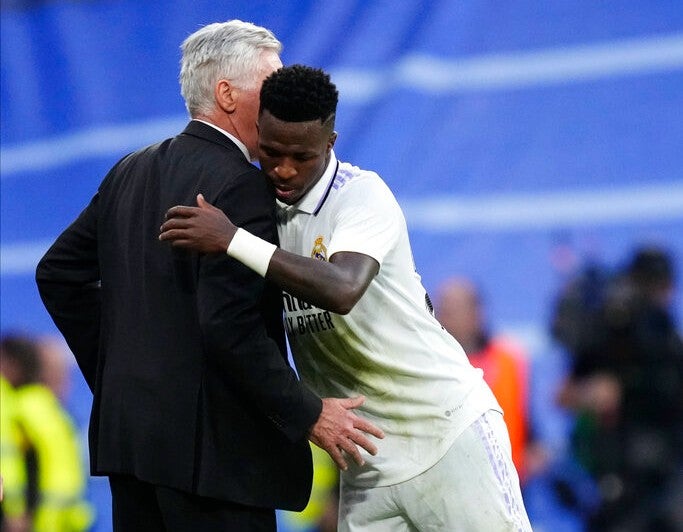 Vinicius abrazando a Carlo Ancelotti