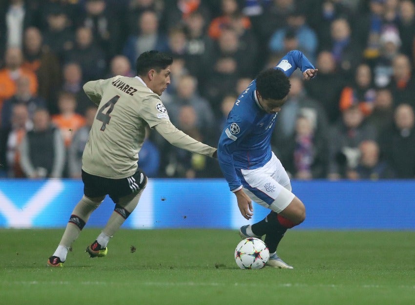 Edson Álvarez en el partido del Ajax en Champions 