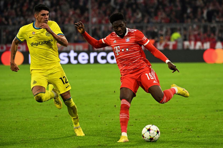 Alphonso Davies durante un partido del Bayern Munich