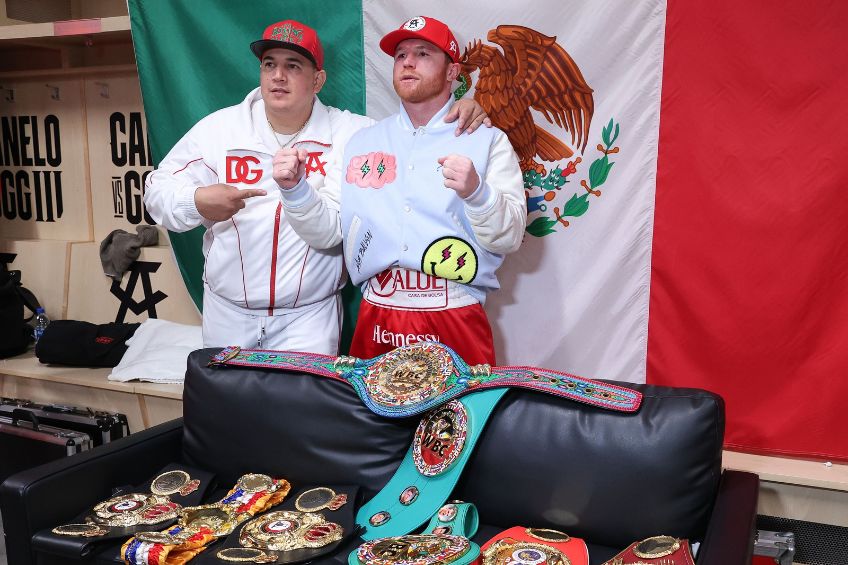 Canelo Álvarez junto a Eddy Reynoso