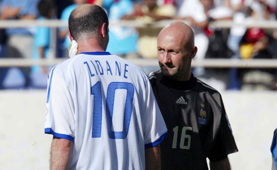 Zinedine Zidane y Fabien Barthez tras ser eliminados en Corea-Japón 2002