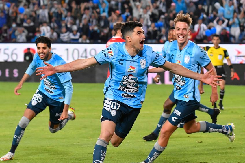 Nicolás Ibáñez festejando un gol