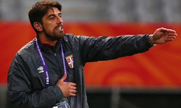 Veljko Paunovic dirigiendo a Serbia Sub 20