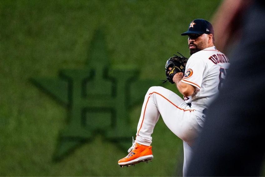 José Urquidy durante un juego de los Astros