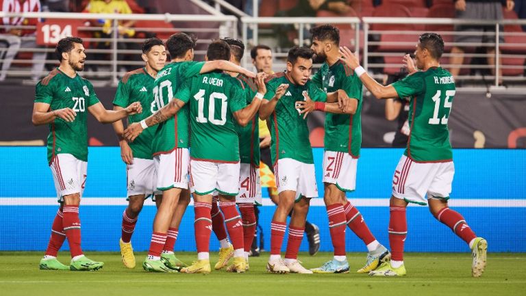 Jugadores de México, en festejo de gol