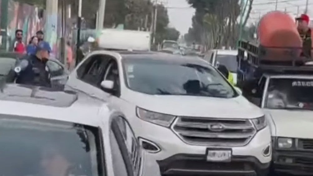 Camioneta arrolló a policía y reportero afuera del panteón de San Nicolás Tolentino en Iztapalapa