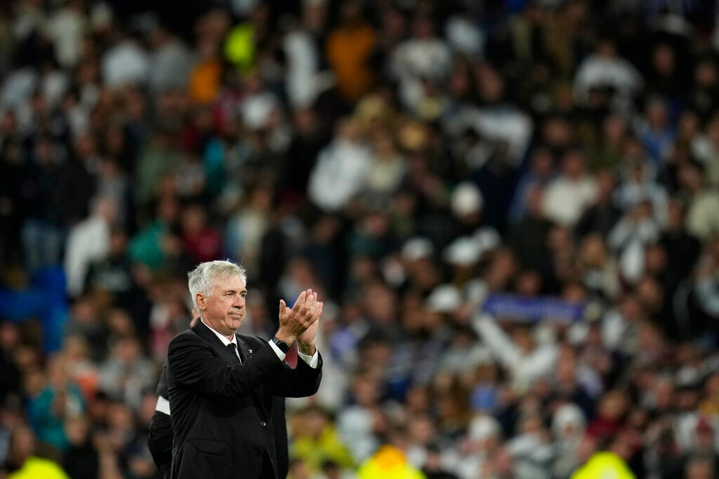 Carlos Ancelotti es ovacionado en el Santiago Bernabéu  