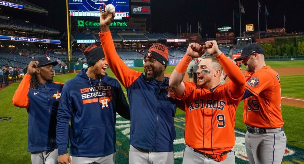 Peloteros de los Astros tras un juego