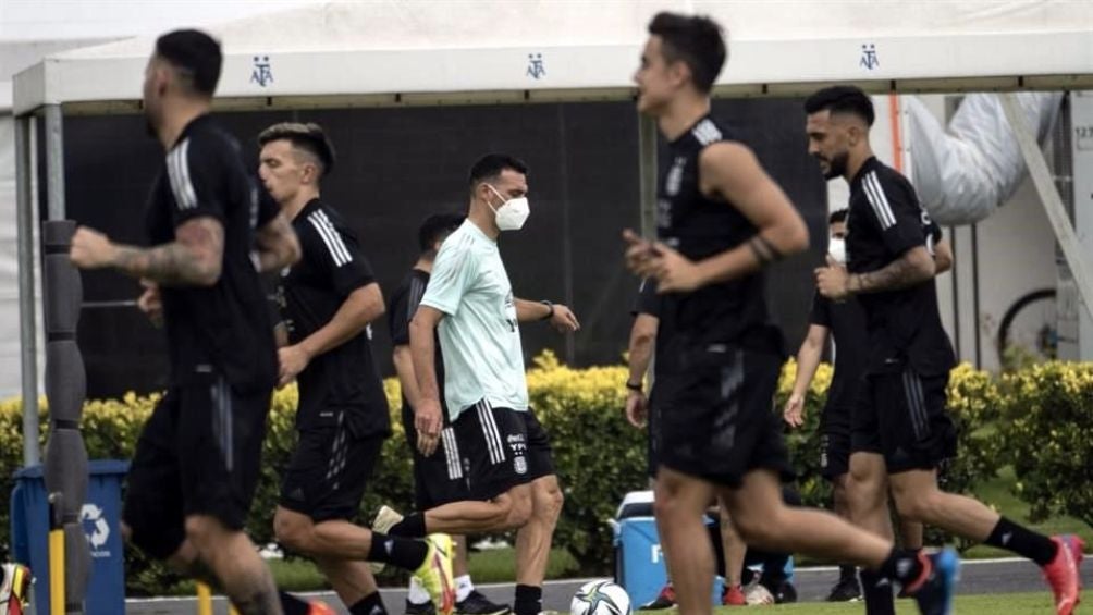 Scaloni en el entrenamiento de Argentina