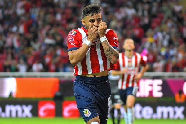 Alexis Vega celebra con Chivas