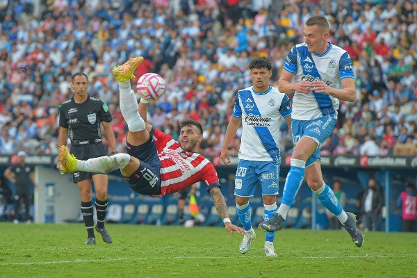 Alexis Vega en acción con Chivas