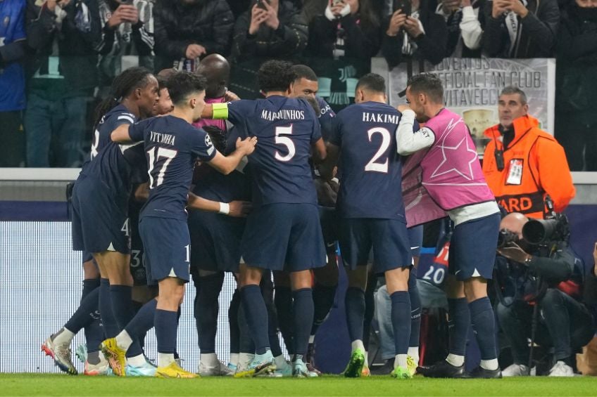 Jugadores del PSG festejando un gol