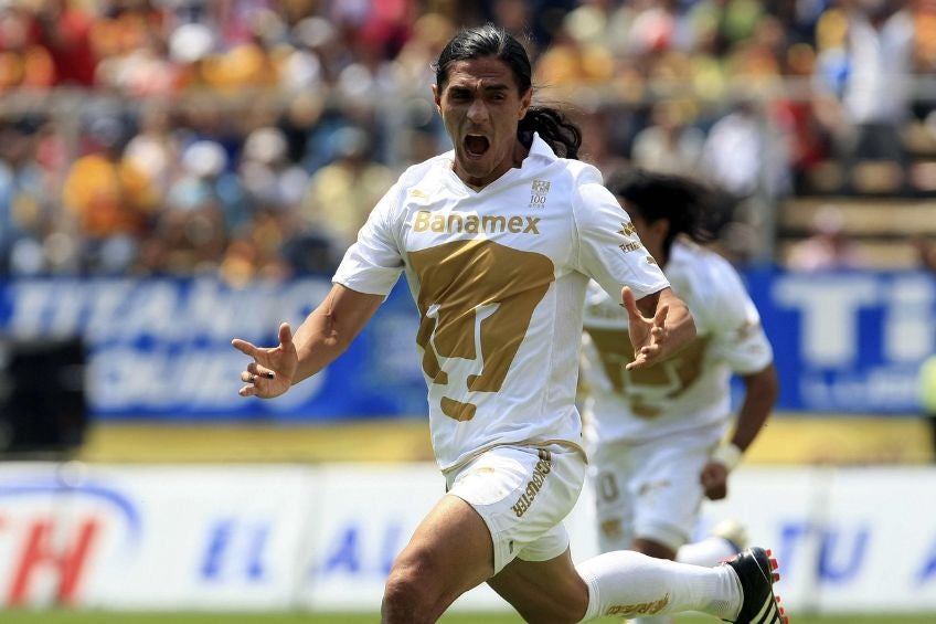 Paco Palencia festejando un gol