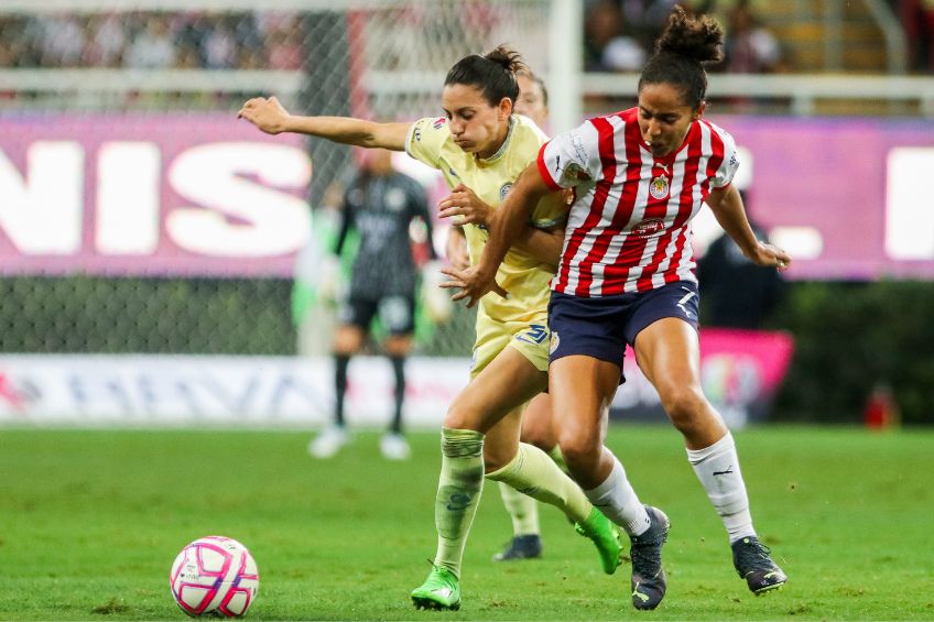 Kaci y Montero disputando un balón