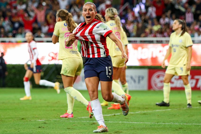 Rubí Soto festejando un gol