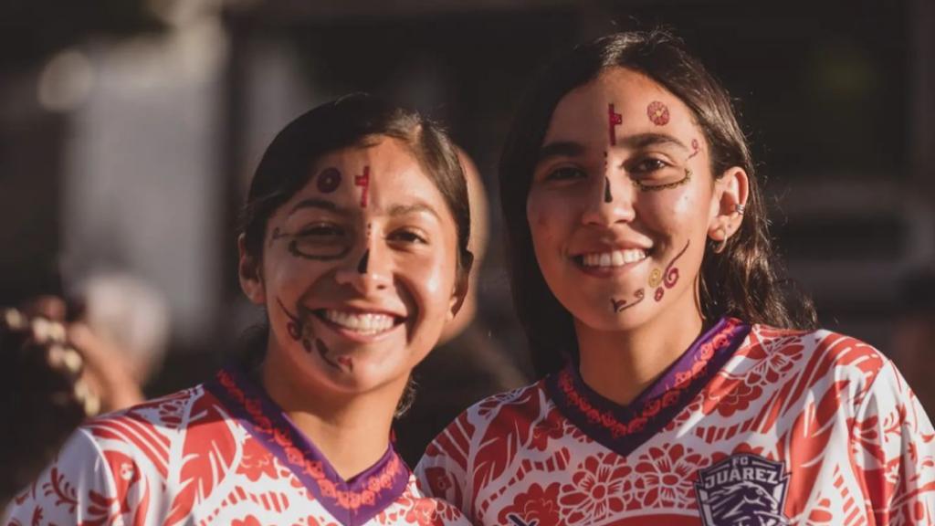 Evelin Saenz con la playera conmemorativa 