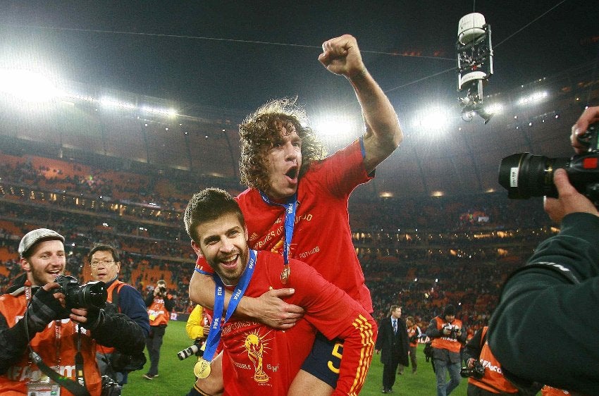 Piqué y Puyol tras ser campeones del mundo en 2010