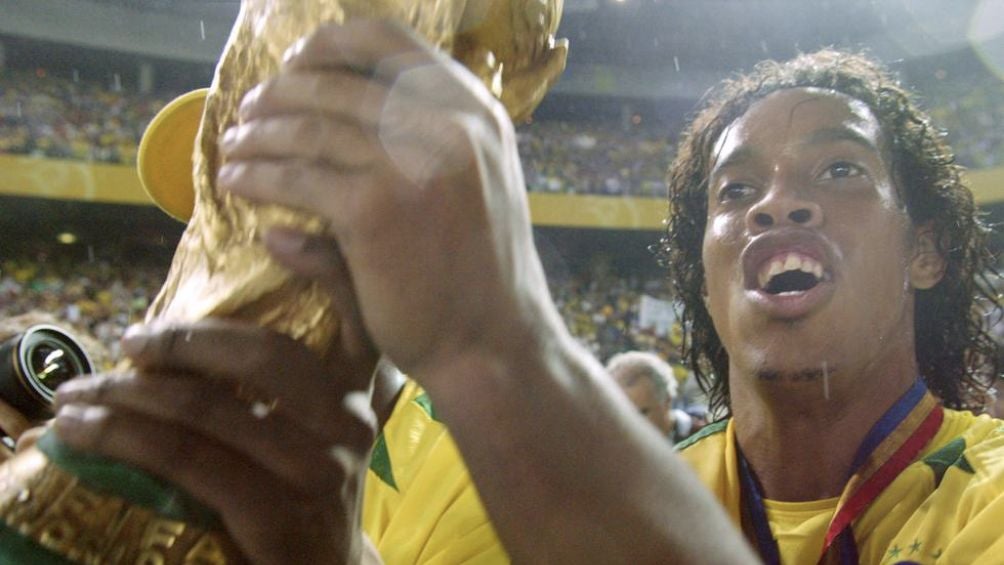 Ronaldinho celebra con la Copa del Mundo