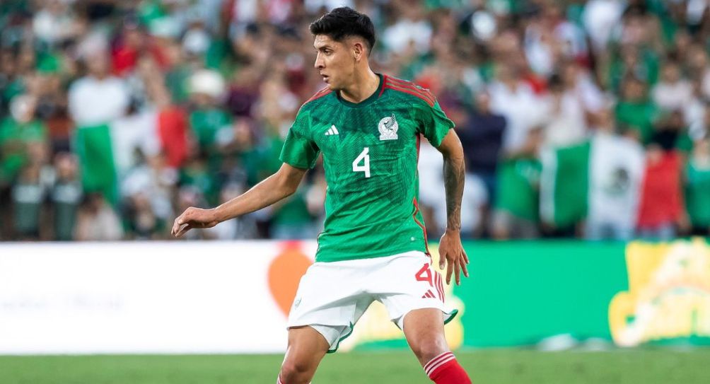 Edson Álvarez durante un partido de México