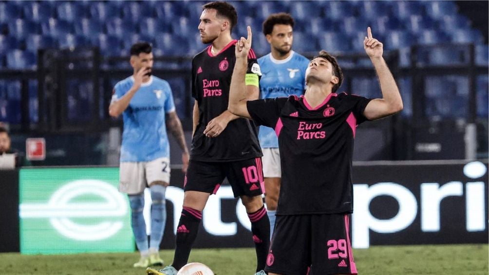 Santi celebrando gol con el Feyenoord