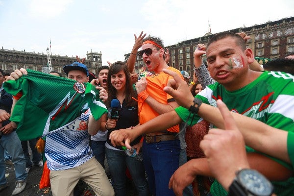 Afición de la Selección Mexicana observa partido del Mundial de Brasil 2014 en el Zócalo de la CDMX