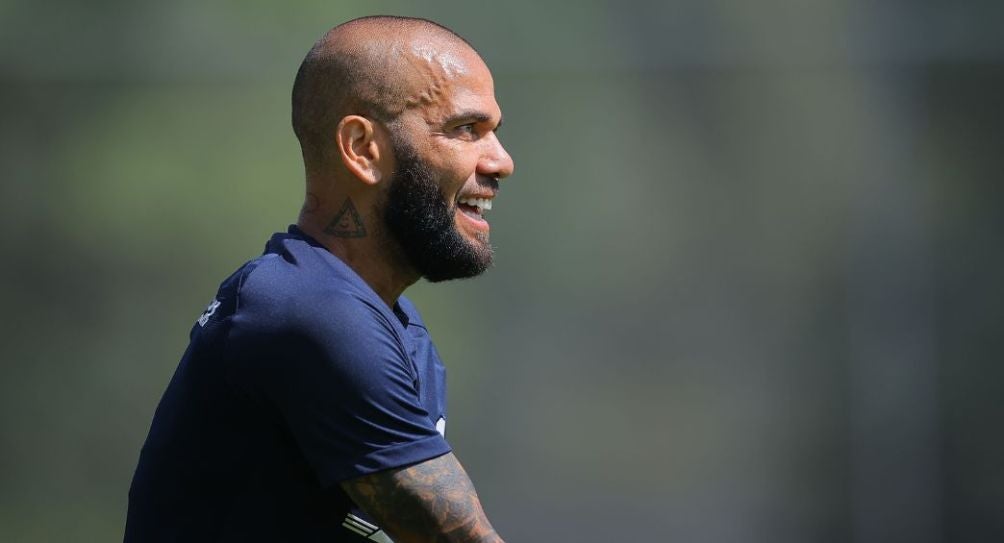 Dani Alves entrenando con Pumas