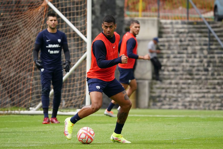 José Luis Caicedo entrenando con Pumas