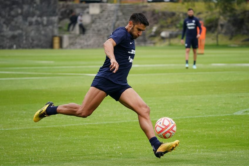 Eduardo Salvio entrenando con Pumas