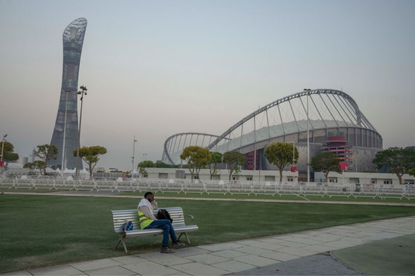 Trabajador durante la construcción de un estadio de Qatar 2022