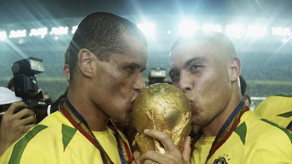 Rivaldo besa la Copa junto a Ronaldo