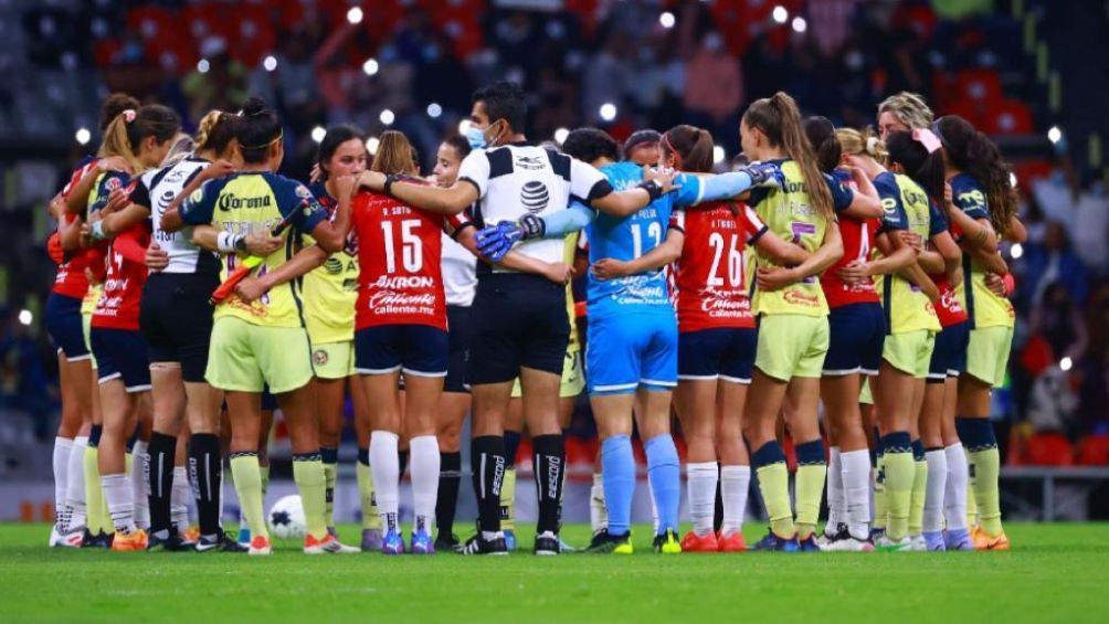 América y Chivas femenil en el Azteca